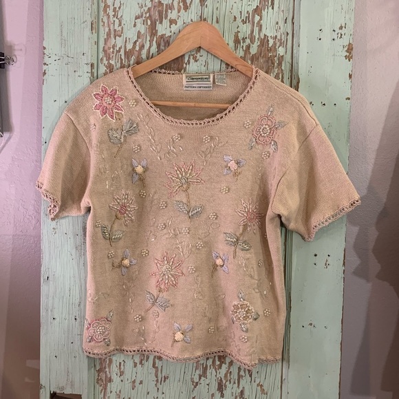 Shenanigans Tops - Women’s vintage Shenanigans tan beaded embroidered floral short sleeve top
